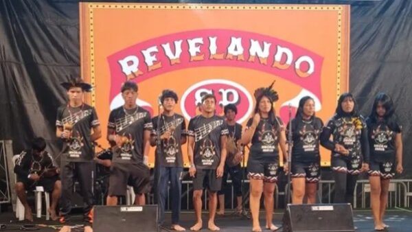 Coral indígena se apresenta no palco do festival Revelando SP