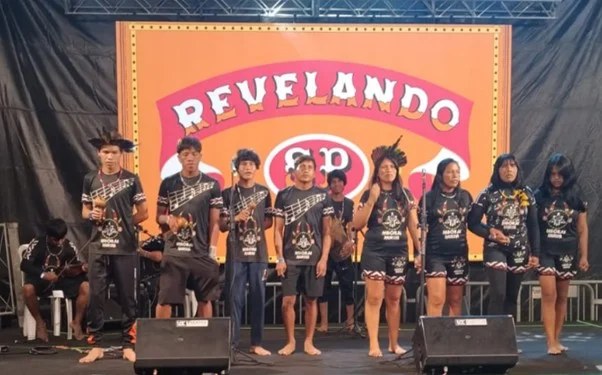 Coral indígena se apresenta no palco do festival Revelando SP
