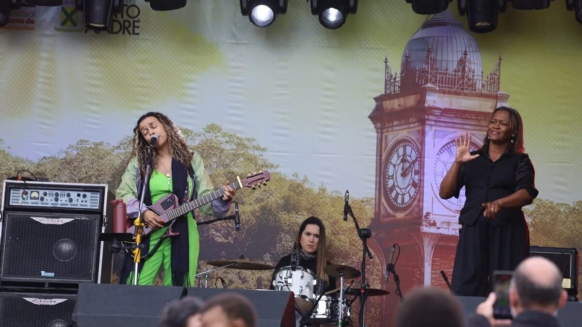 Show no palco do Festival de Inverno de Paranapiacaba