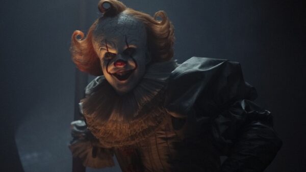 O personagem Pennywise, o palhaço, em cena da série IT: Bem-Vindos a Derry