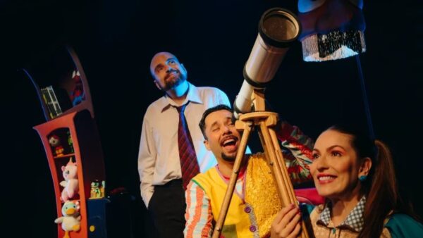 Atores em cena de espetáculo teatral no Sesc São Caetano