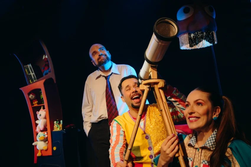 Atores em cena de espetáculo teatral no Sesc São Caetano