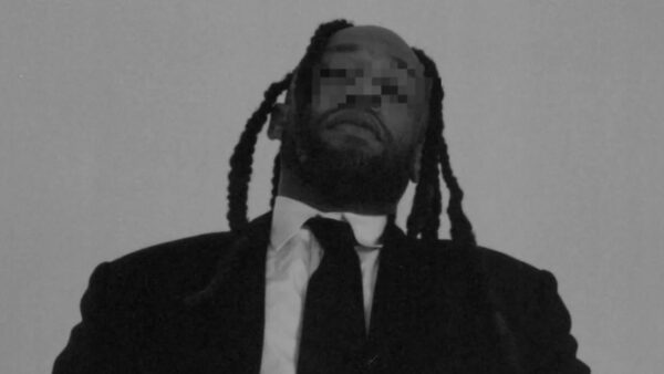 Retrato em preto e branco do rapper Ty Dolla Sign de terno, atração internacional do festival Mad in Brazza