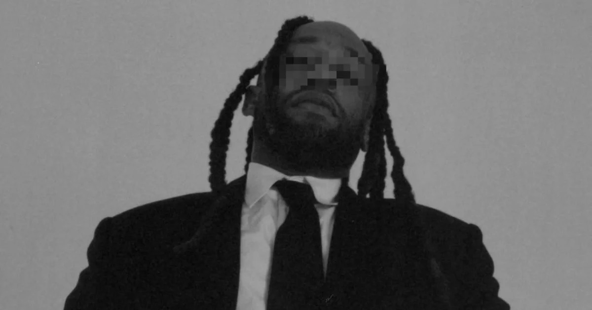 Retrato em preto e branco do rapper Ty Dolla Sign de terno, atração internacional do festival Mad in Brazza