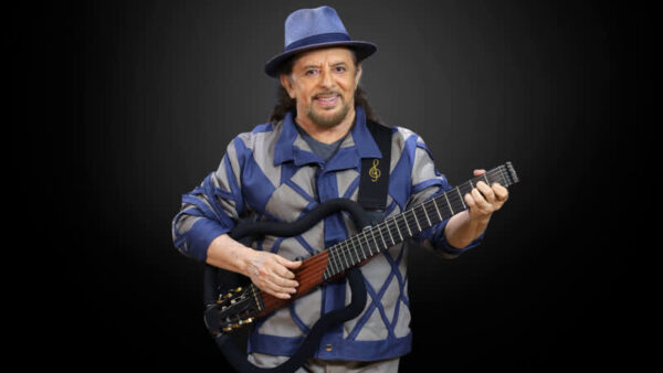 Geraldo Azevedo toca violão em foto promocional