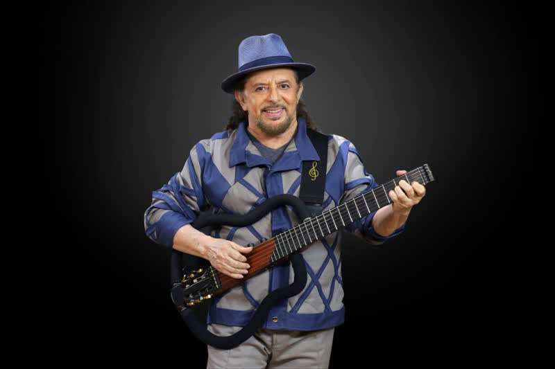 Geraldo Azevedo toca violão em foto promocional