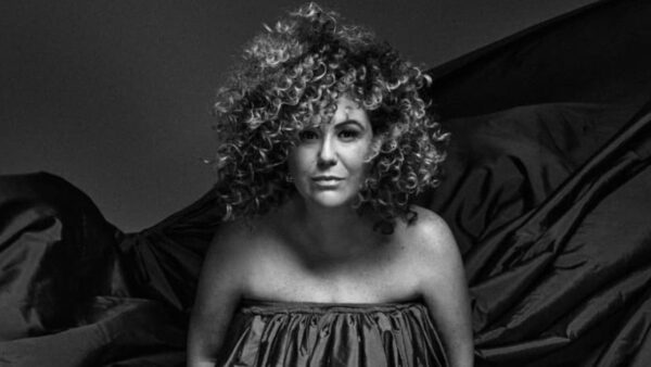 Retrato em preto e branco da cantora Maria Rita com cabelo cacheado volumoso