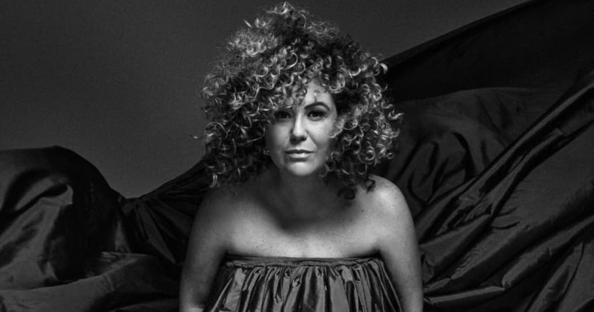 Retrato em preto e branco da cantora Maria Rita com cabelo cacheado volumoso