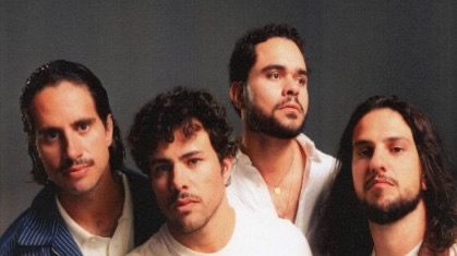 Os quatro integrantes da banda Lagum posam juntos em foto promocional