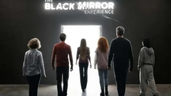 Grupo de visitantes entra na instalação The Black Mirror Experience