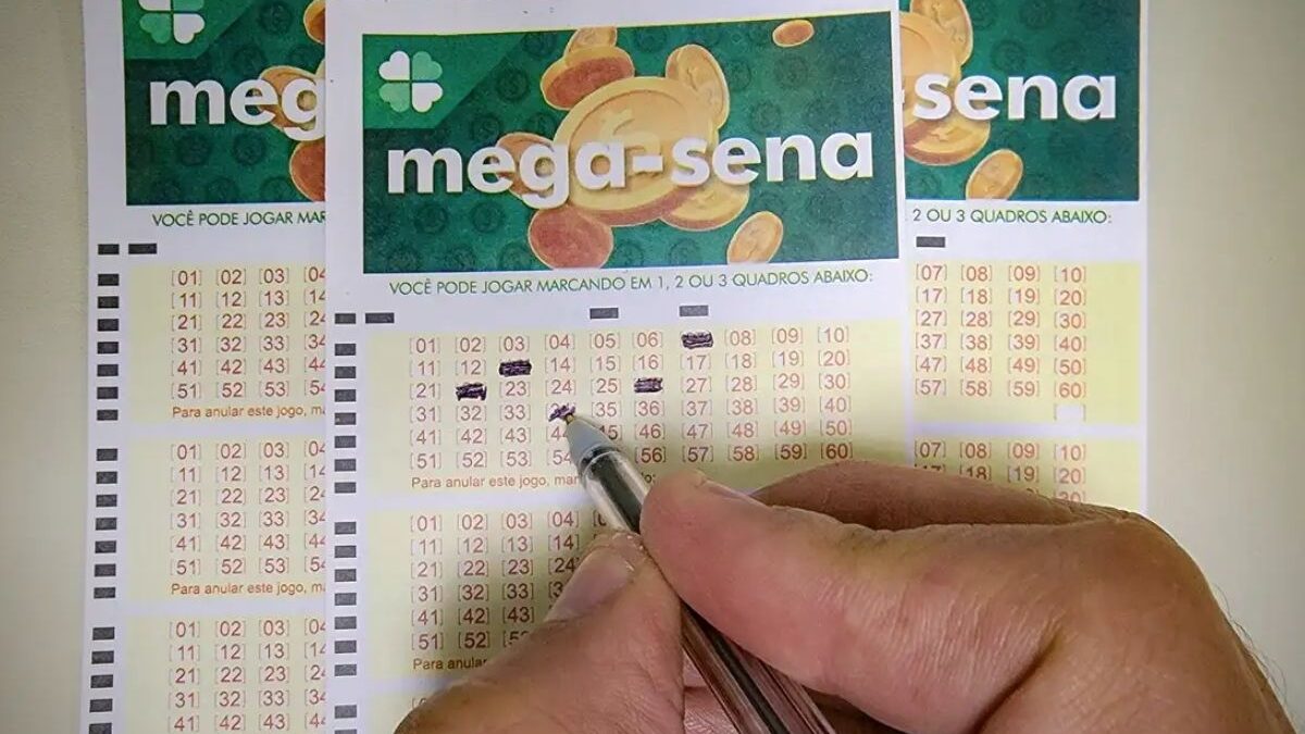 Cédulas de dólar sendo conferidas em foto de arquivo