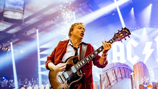 Guitarrista da banda tributo AC/DC UK se apresenta no palco