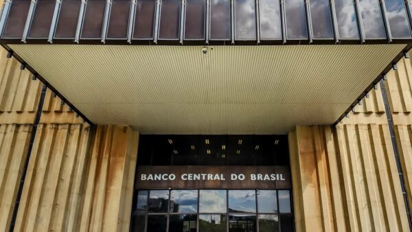 Fachada do prédio do Banco Central do Brasil em Brasília com letreiro na entrada