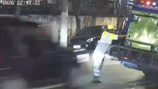 Imagem de câmera de segurança mostra carro e caminhão de coleta de lixo momentos antes de atropelamento em rua da Barra Funda, São Paulo