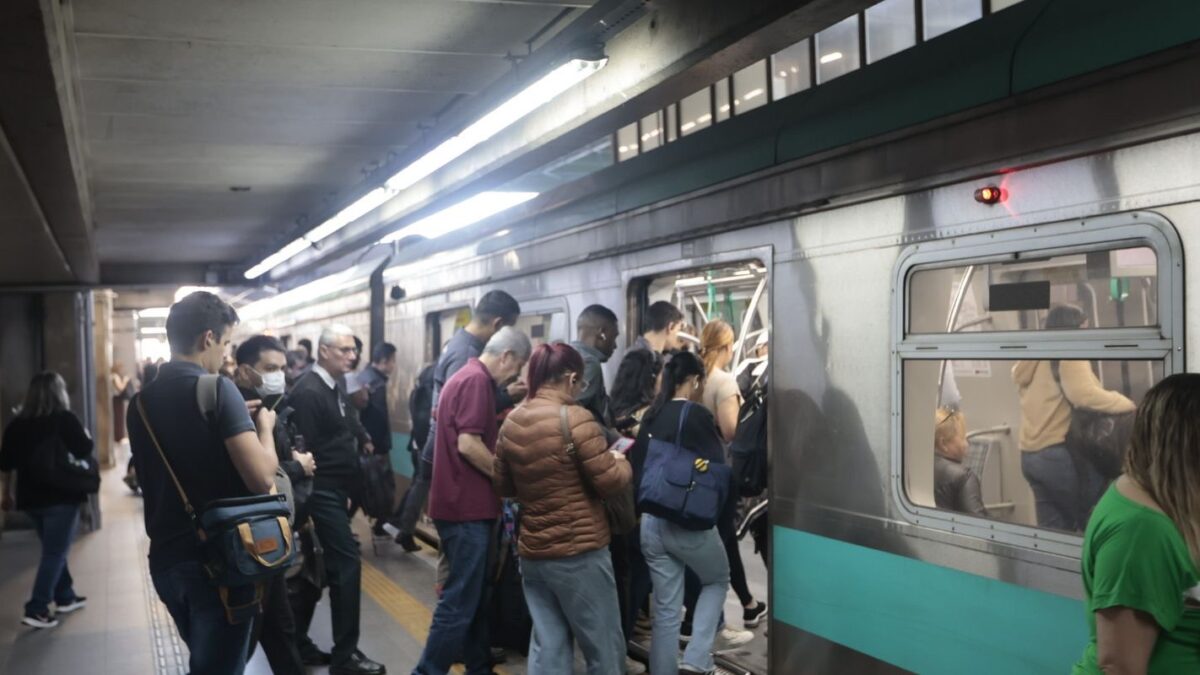 Passageiros embarcando em trem lotado da CPTM em plataforma de estação em São Paulo