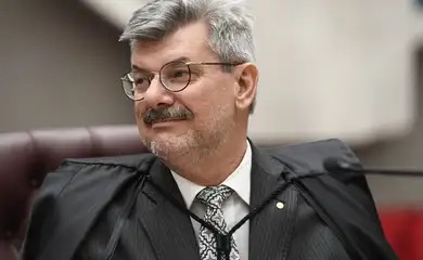 Retrato do ministro do STJ Marco Buzzi de toga durante sessão