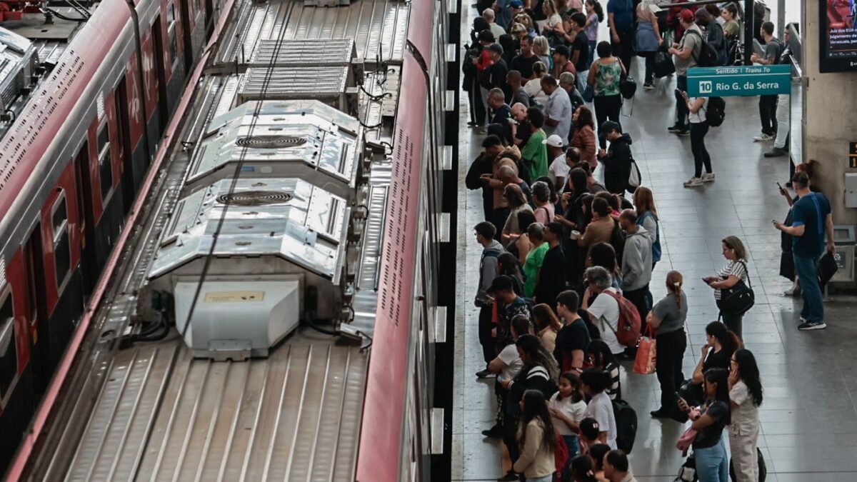 Plataforma de estação de trem da CPTM lotada de passageiros aguardando embarque em São Paulo