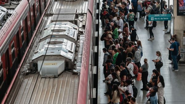 Plataforma de estação de trem da CPTM lotada de passageiros aguardando embarque em São Paulo