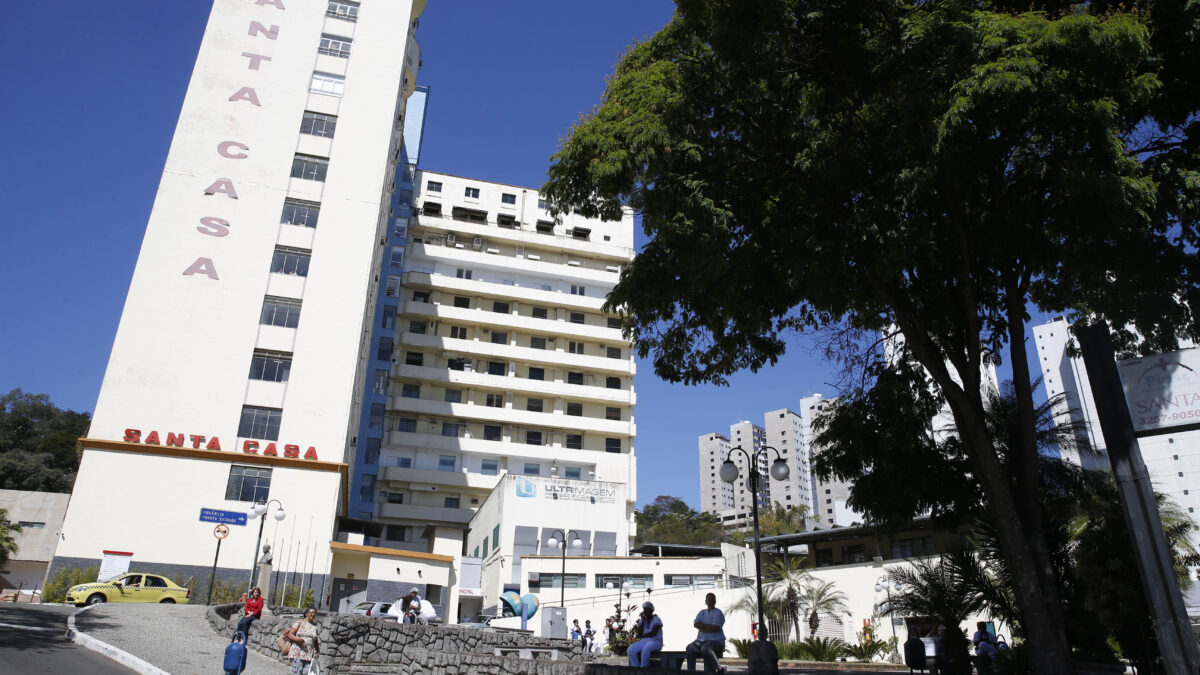Fachada do hospital Santa Casa de Misericórdia com placa de urgência e pronto-socorro