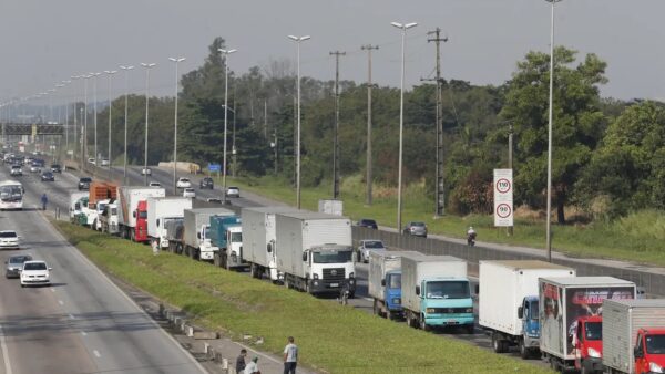 Fila de caminhões parados no acostamento de rodovia durante paralisação de caminhoneiros