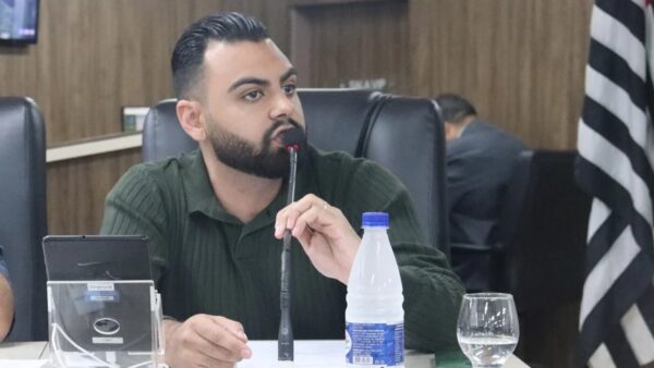 Vereador Márcio Júnior discursa na Câmara Municipal de Diadema