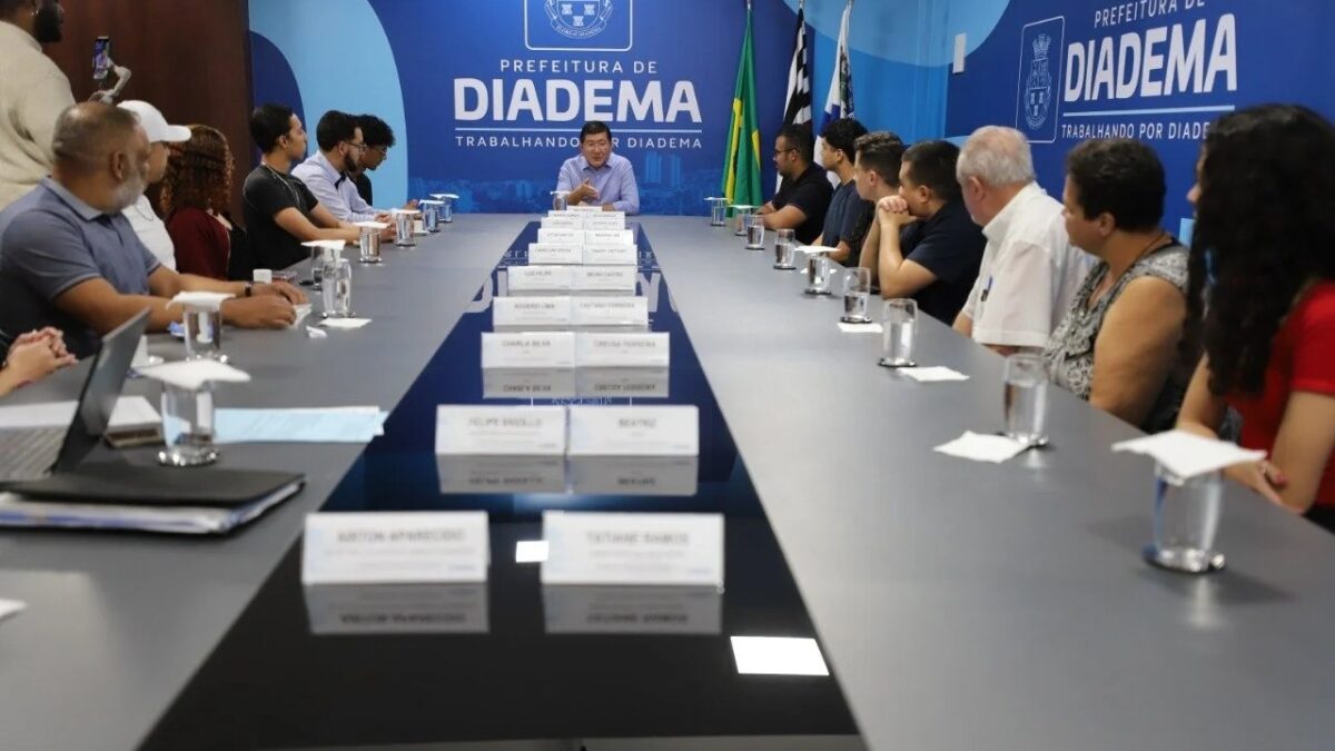 Prefeito de Diadema recebe representantes da Etec-JK no Paço Municipal