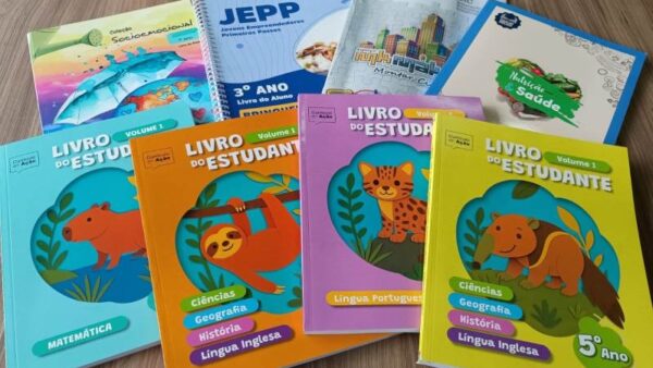 Livros didáticos e paradidáticos que serão distribuídos a alunos da rede municipal de Diadema