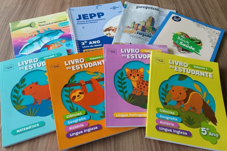 Livros didáticos e paradidáticos que serão distribuídos a alunos da rede municipal de Diadema