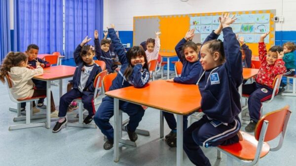 Crianças em sala de aula reformada da Emeb Professora Elza Freire