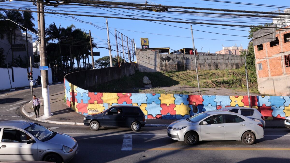 Terreno na região central de Diadema onde será construído o novo Centro TEA, com muro pintado com quebra-cabeças, símbolo do autismo
