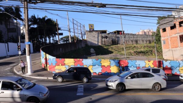 Terreno na região central de Diadema onde será construído o novo Centro TEA, com muro pintado com quebra-cabeças, símbolo do autismo