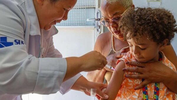 Profissional de saúde aplica vacina pneumo 20 em criança em Diadema
