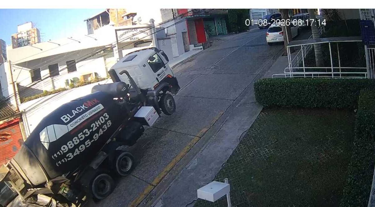 Caminhão betoneira com a traseira empinada em ladeira íngreme após não conseguir completar a subida em Diadema