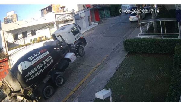 Caminhão betoneira com a traseira empinada em ladeira íngreme após não conseguir completar a subida em Diadema