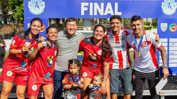 Jogadores do Imperial comemoram com medalhas o título da Divisão Especial da Liga de Futebol Amador de Diadema