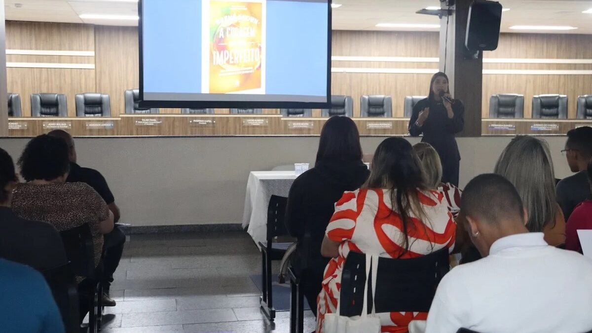 Instrutora conduz curso de comunicação para plateia no plenário da Câmara Municipal de Diadema