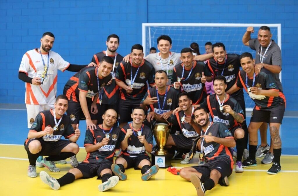 Equipe Galácticos comemora bicampeonato da Copa Diadema de Futsal Masculino com troféu