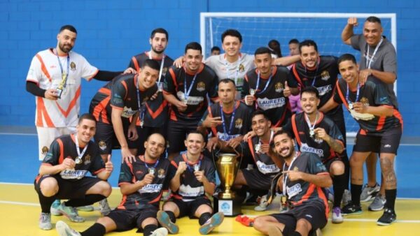 Equipe Galácticos comemora bicampeonato da Copa Diadema de Futsal Masculino com troféu