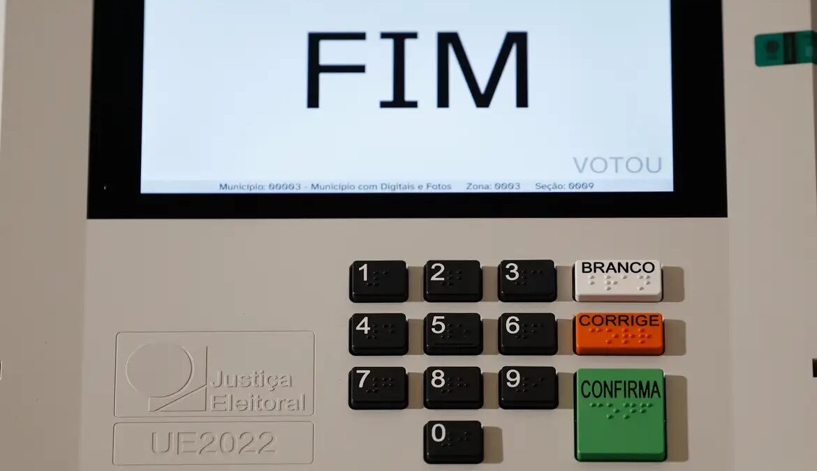Tela de urna eletrônica exibindo mensagem de fim de votação