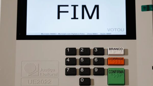 Tela de urna eletrônica exibindo mensagem de fim de votação
