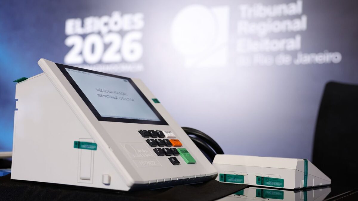 Urna eletrônica das Eleições 2026 exibida em evento do TRE do Rio de Janeiro