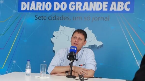 Jornalista entrevista analista político em estúdio de TV