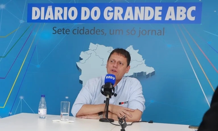 Jornalista entrevista analista político em estúdio de TV