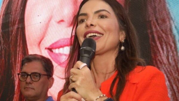 Paula Belmonte discursando ao microfone durante convenção partidária no Distrito Federal