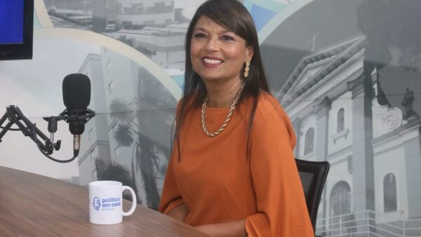 Silvana Medeiros sorri durante entrevista em podcast político