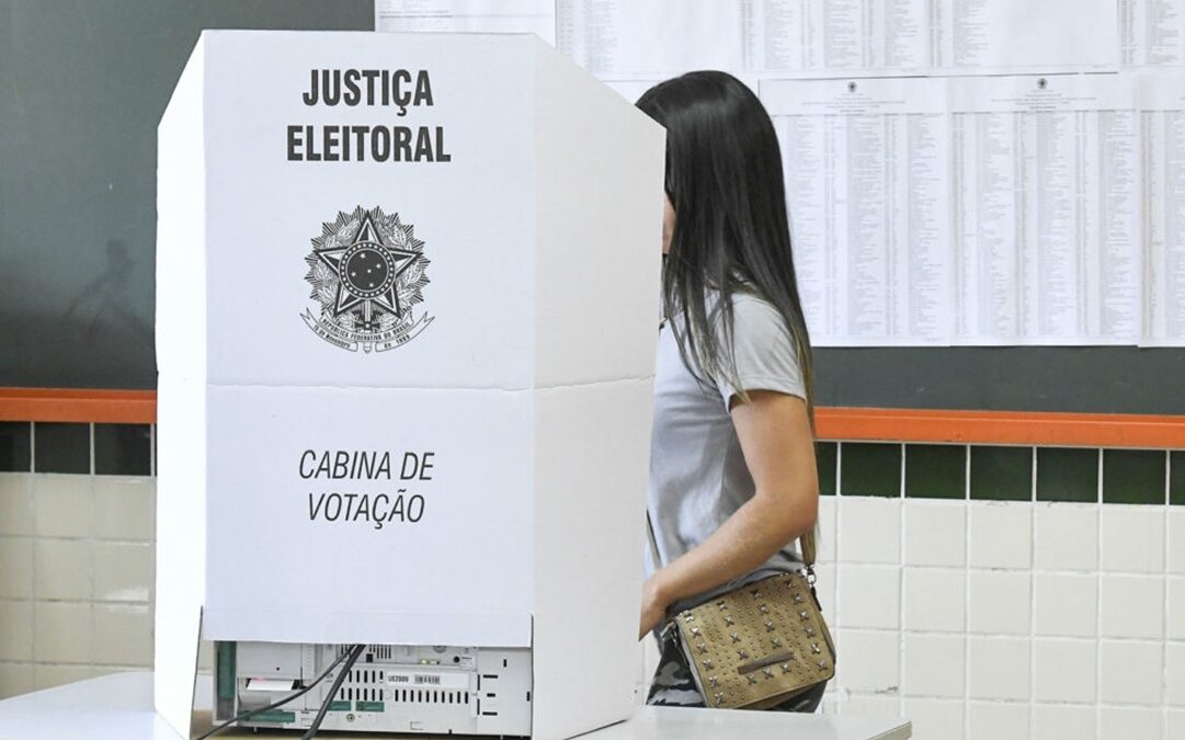 Eleitora vota em cabine de votação da Justiça Eleitoral