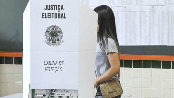 Eleitora vota em cabine de votação da Justiça Eleitoral