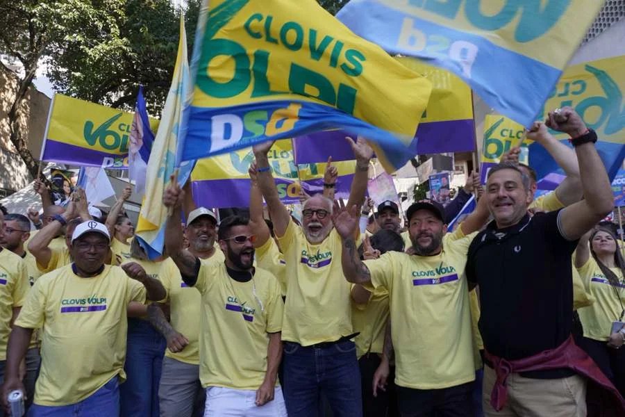 Apoiadores de Clóvis Volpi seguram bandeiras de campanha