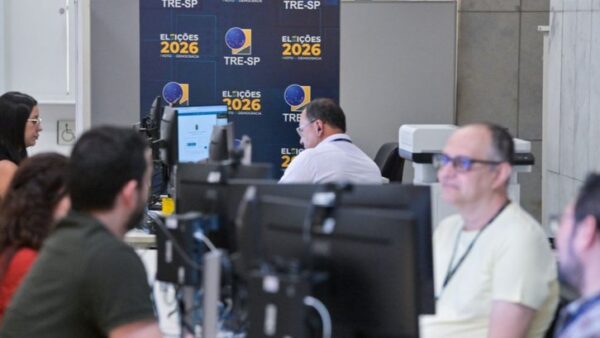 Funcionários do TRE-SP atendem representantes de partidos em postos de atendimento das Eleições 2026