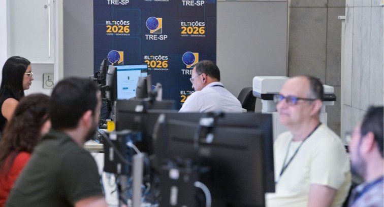 Funcionários do TRE-SP atendem representantes de partidos em postos de atendimento das Eleições 2026